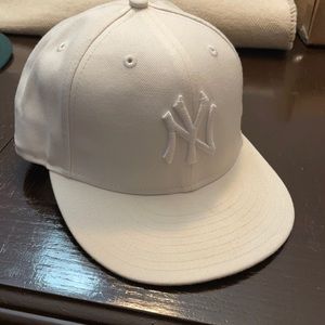 NY Yankees all white fitted NWOT. Size 7 3/8 new era